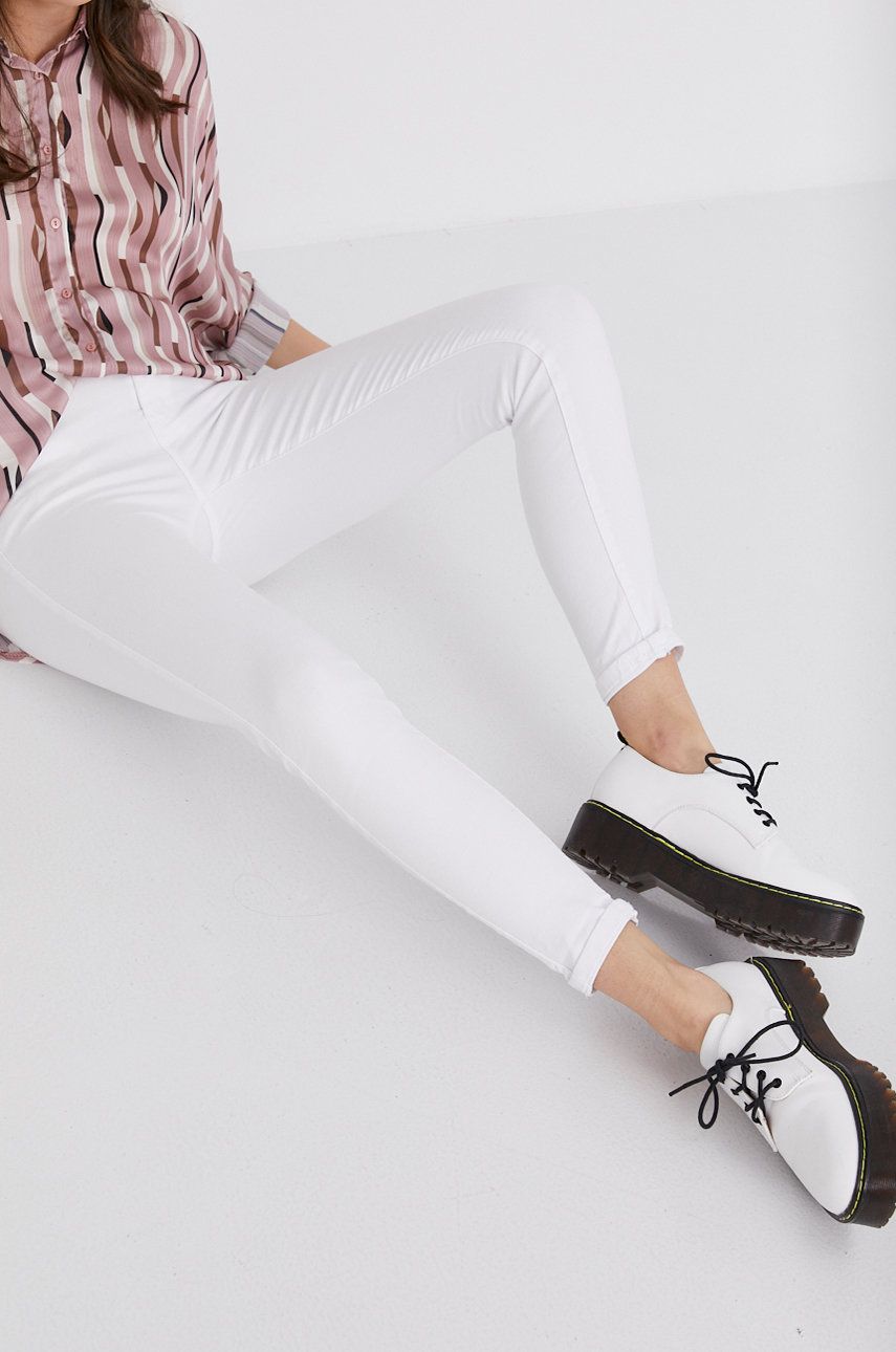 Jeansi Answear Lab skinny albi de vara cu talia regulara din denim elastic