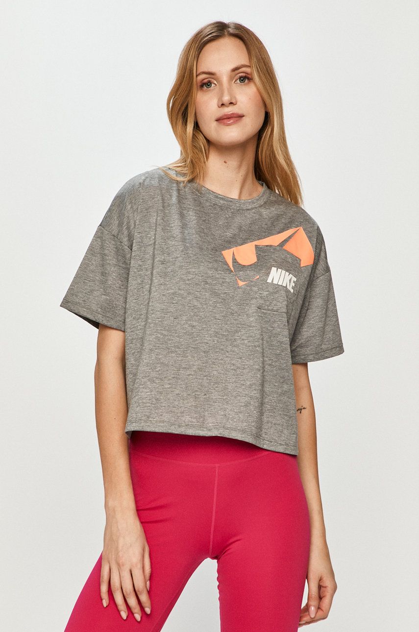 Tricou gri Nike din tricot cu imprimeuri cu croi lejer cu umerii lasati